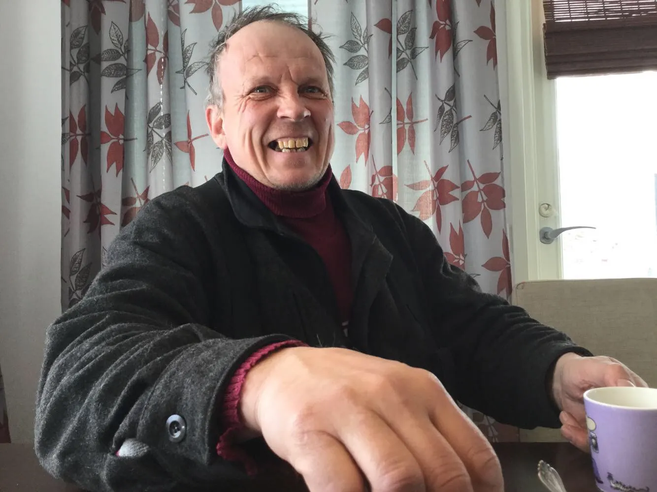 Juha Mäkimartti drikker kaffe
